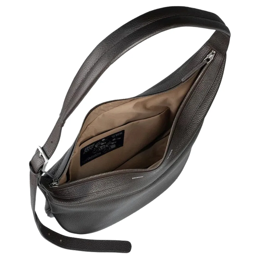 GRAMS(28) X MV Agusta รุ่น 192 Essential Half Moon Bag - กระเป๋าสะพายข้าง - สี Dark Brown Pebbled 3 GRAMS(28) X MV Agusta รุ่น 192 Essential Half Moon Bag - กระเป๋าสะพายข้าง - สี Dark Brown Pebbled - Image 3