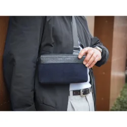 GRAMS(28) รุ่น 157 Essential Sling (Suede) - กระเป๋า - สี Black/Navy