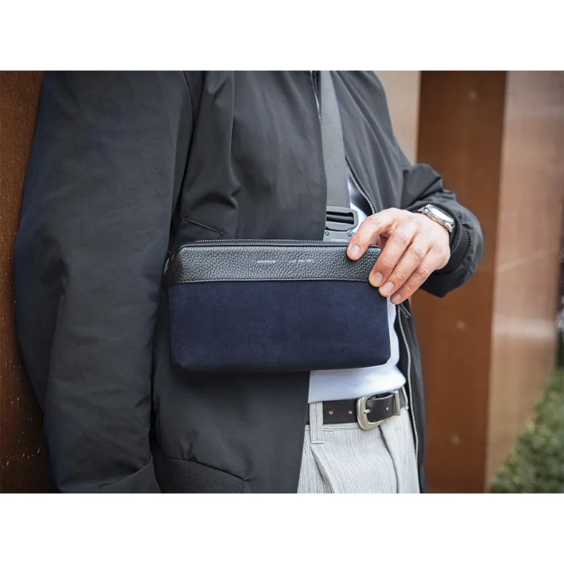 GRAMS(28) รุ่น 157 Essential Sling (Suede) - กระเป๋า - สี Black/Navy