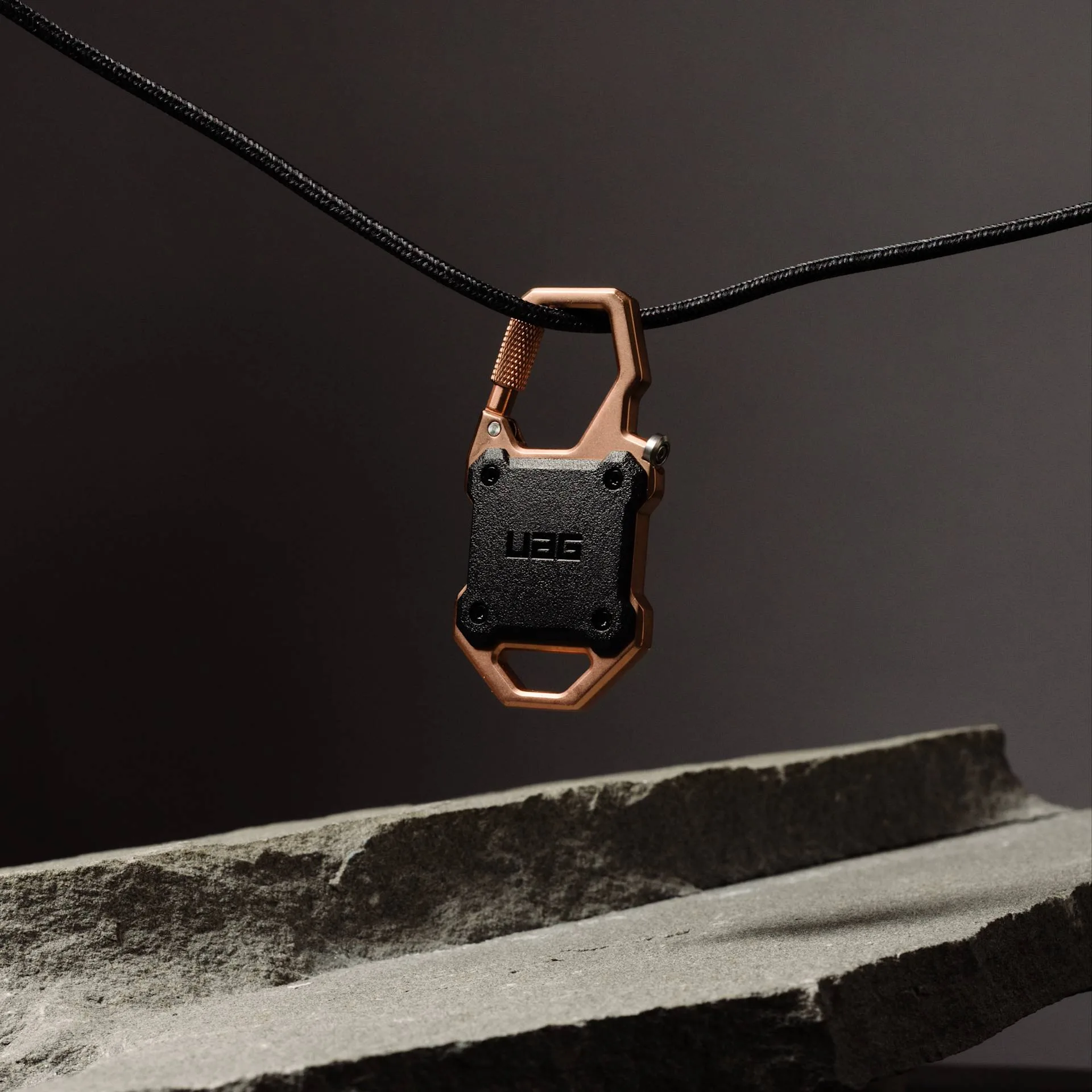 UAG รุ่น Monarch - เคส AirTag - สี Blackout 8 UAG รุ่น Monarch - เคส AirTag - สี Blackout - Image 8