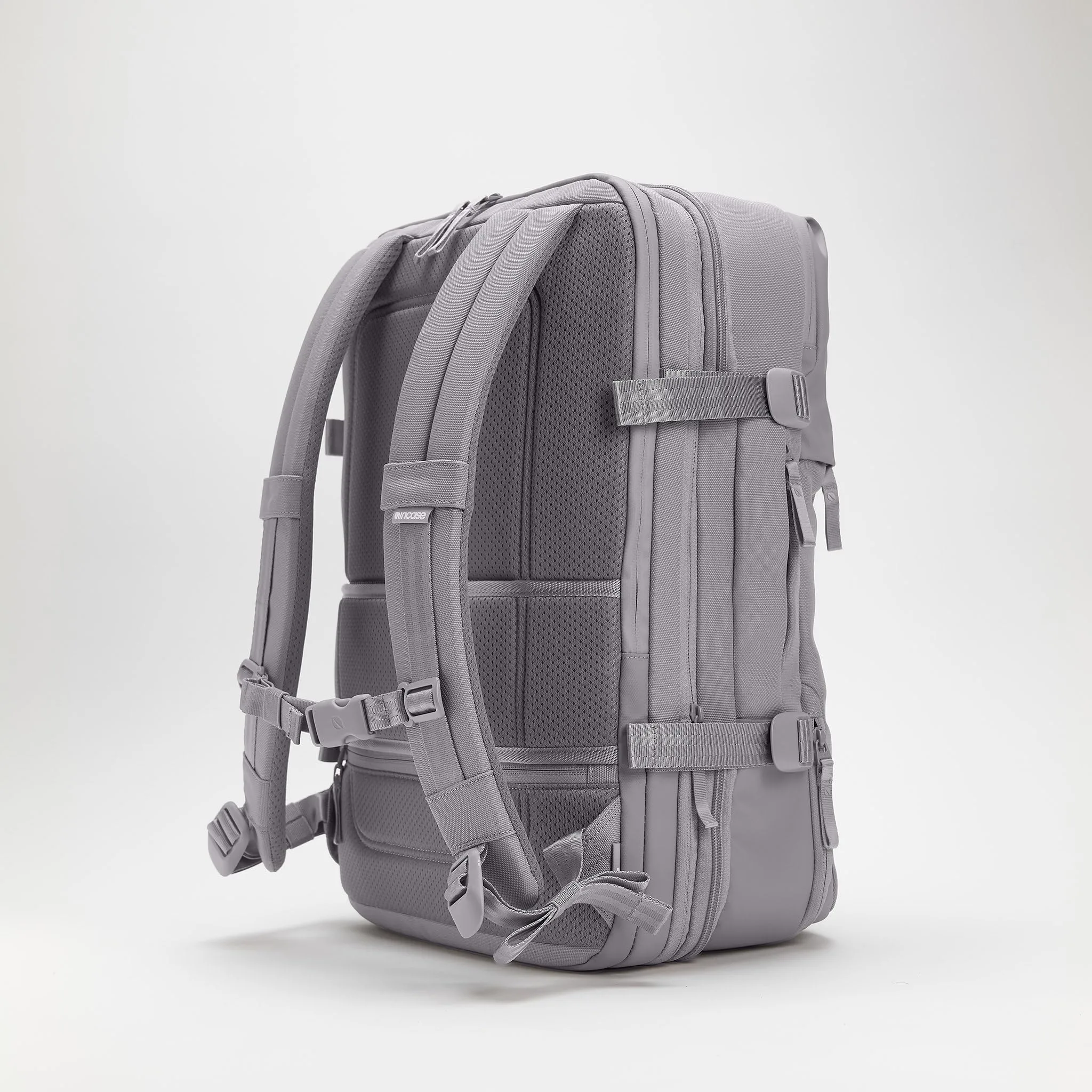 Incase รุ่น A.R.C. Travel Pack - กระเป๋าเป้สะพายหลัง - สี Gray 4 Incase รุ่น A.R.C. Travel Pack - กระเป๋าเป้สะพายหลัง - สี Gray - Image 4