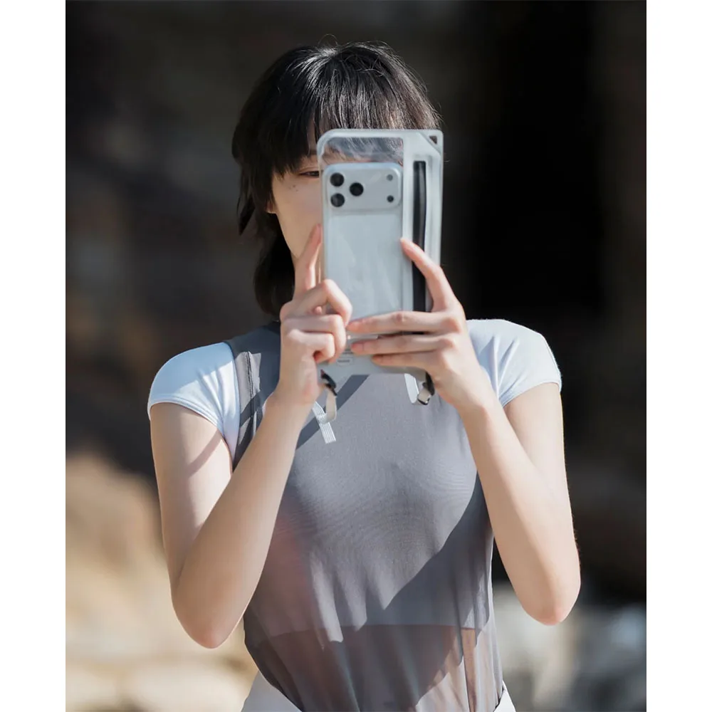 Bitplay รุ่น AquaSeal 2-Way Phone Pouch - ซองกันน้ำ - สี Cement Grey 7 Bitplay รุ่น AquaSeal 2-Way Phone Pouch - ซองกันน้ำ - สี Cement Grey - Image 7