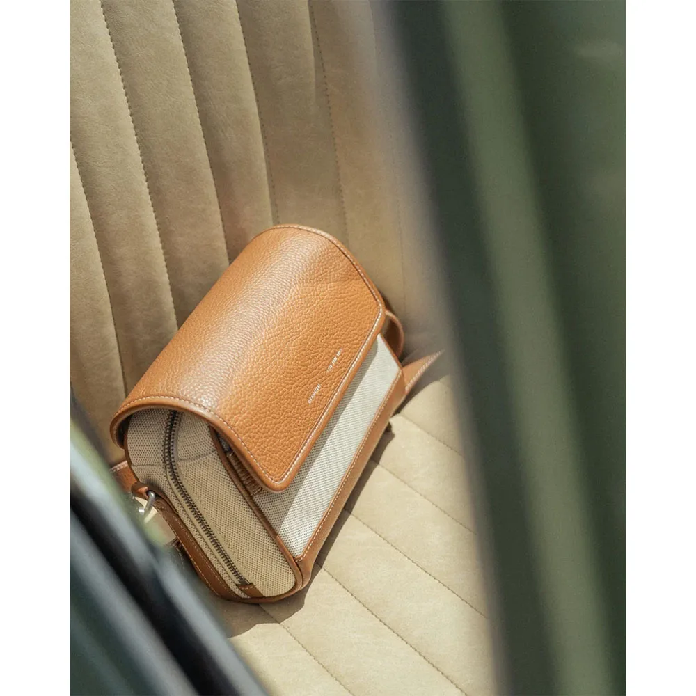 GRAMS(28) รุ่น 158 Day Sling Canvas (La Siesta Collection) - กระเป๋าสะพายข้าง - สี Lion 8 GRAMS(28) รุ่น 158 Day Sling Canvas (La Siesta Collection) - กระเป๋าสะพายข้าง - สี Lion - Image 8