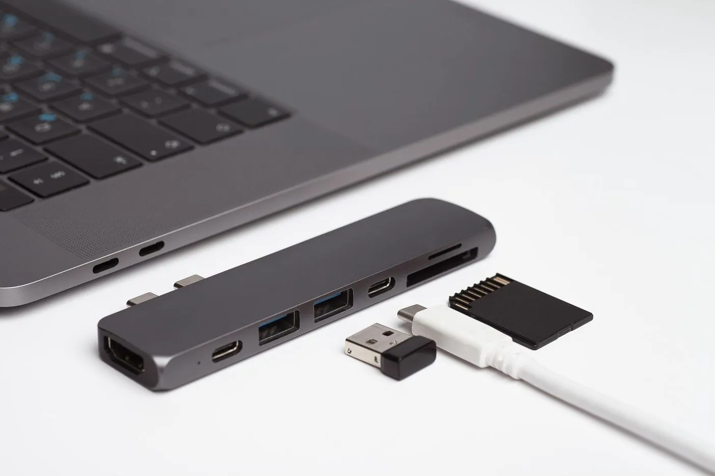 เพิ่มจำนวนการใช้งานอุปกรณ์เสริมด้วยตัวขยายพอร์ต USB 3 ตัวขยายพอร์ต USB สำหรับเพิ่มการใช้งาน
