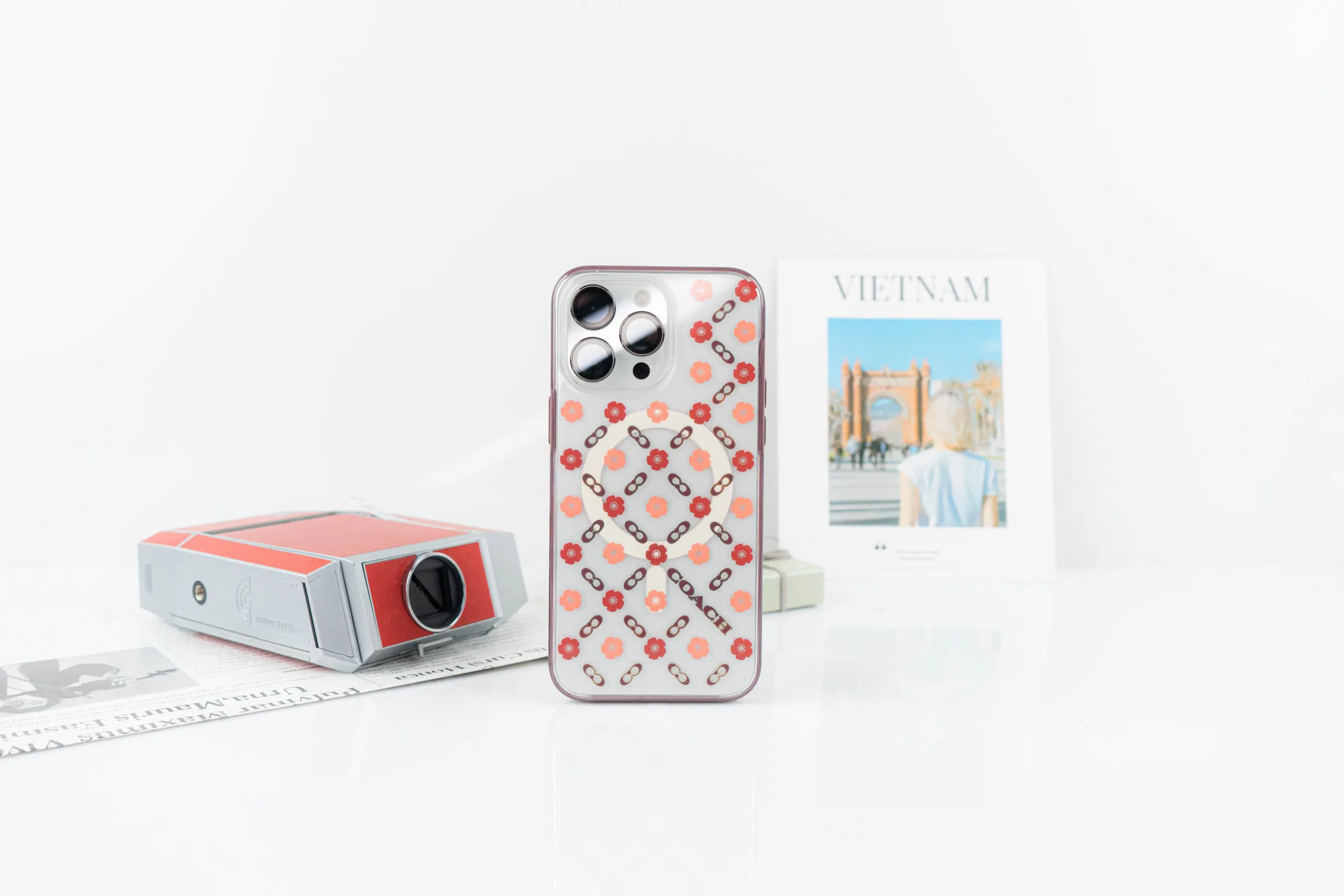 Coach รุ่น Protective with MagSafe - เคส iPhone 15 Pro Max - ลาย Tea Rose 13 Coach รุ่น Protective with MagSafe - เคส iPhone 15 Pro Max - ลาย Tea Rose