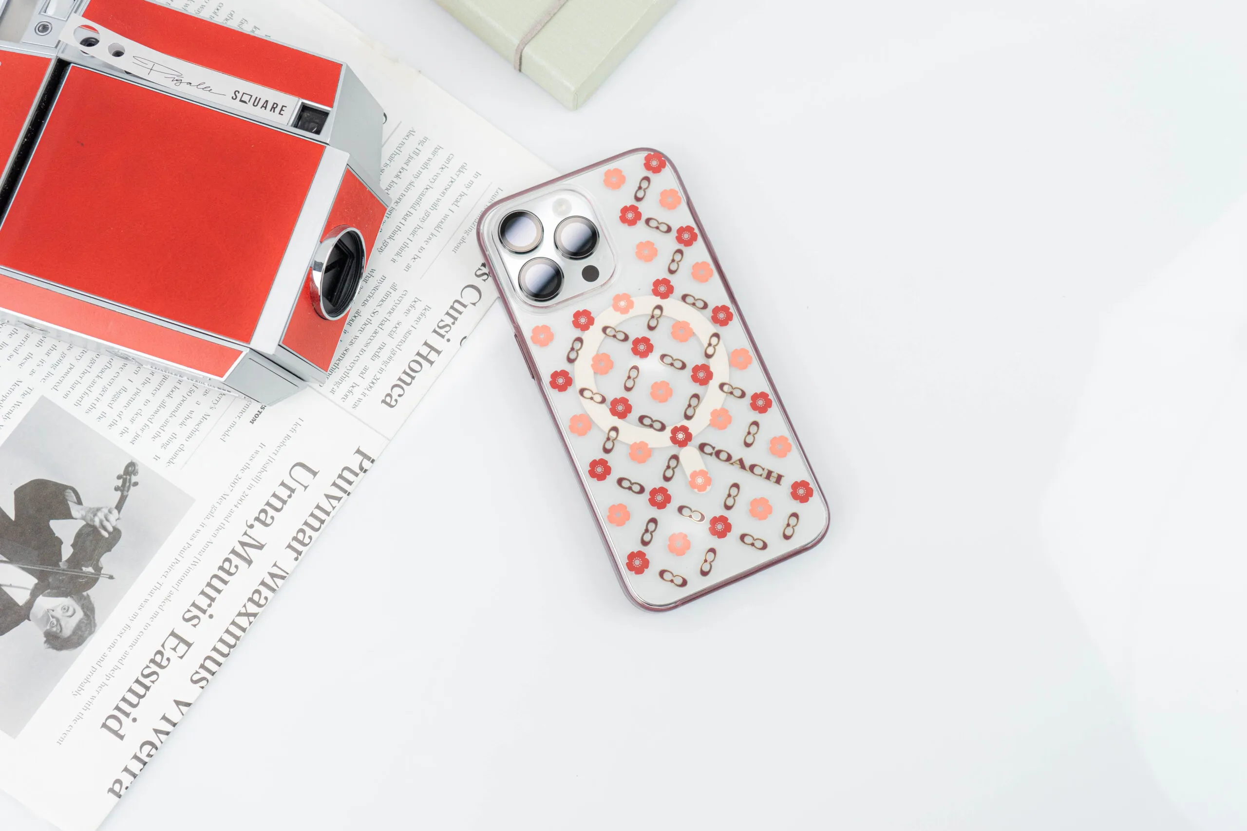 Coach รุ่น Protective with MagSafe - เคส iPhone 15 Pro Max - ลาย Tea Rose 14 Coach รุ่น Protective with MagSafe - เคส iPhone 15 Pro Max - ลาย Tea Rose