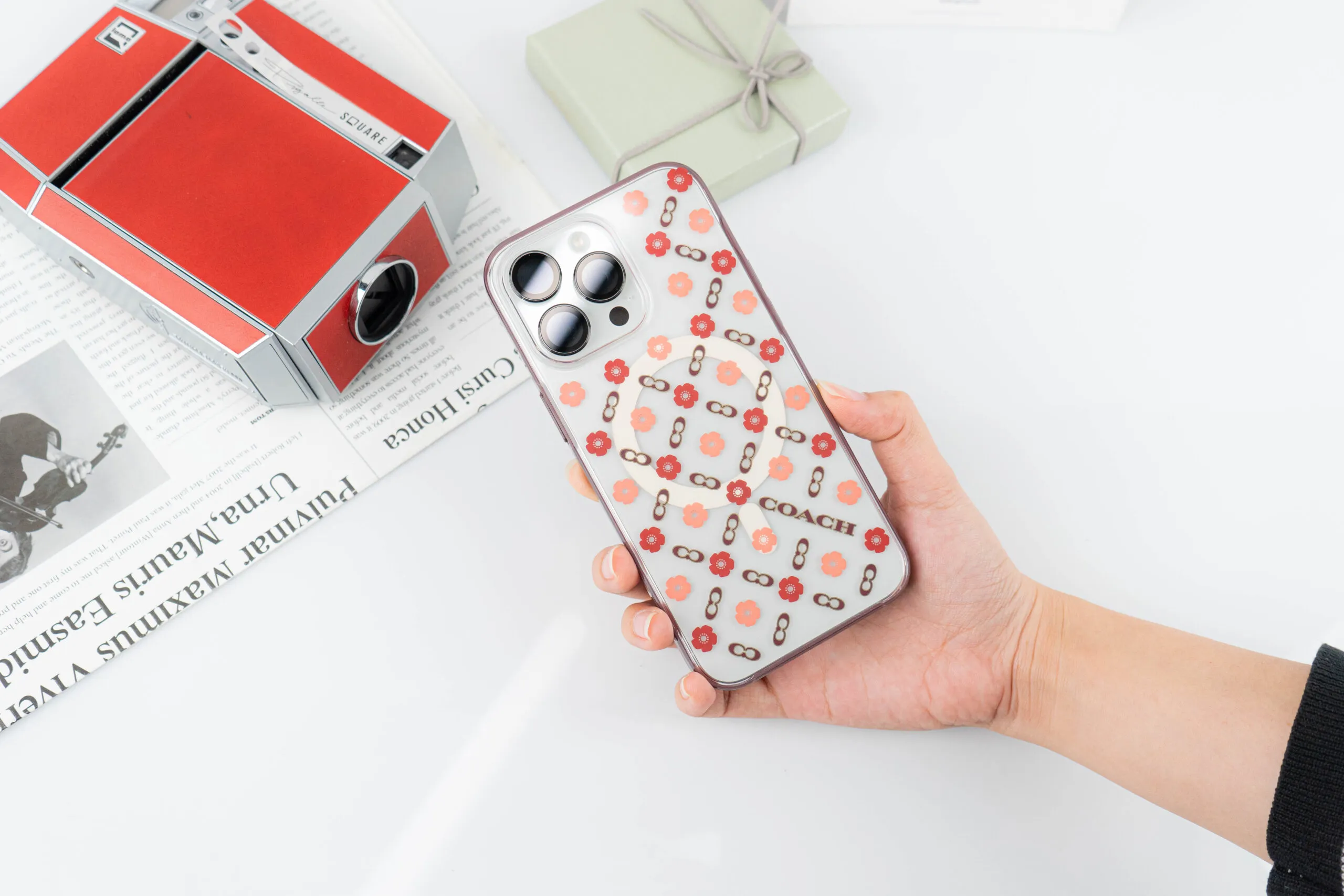 Coach รุ่น Protective with MagSafe - เคส iPhone 15 Pro Max - ลาย Tea Rose 15 Coach รุ่น Protective with MagSafe - เคส iPhone 15 Pro Max - ลาย Tea Rose
