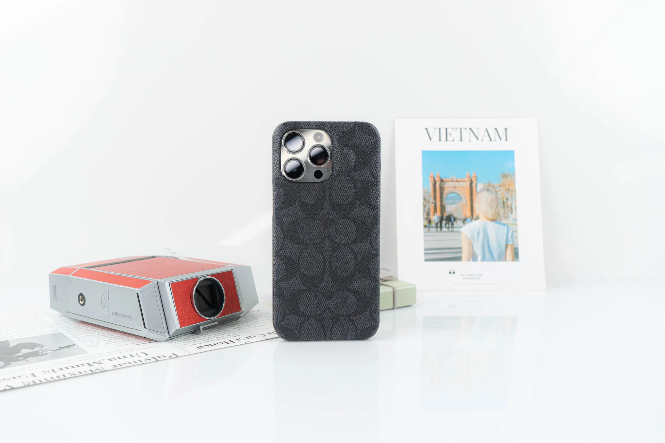 Coach รุ่น Slim Wrap - เคส iPhone 15 Pro Max - ลาย Signature C Charcoal 20 Coach รุ่น Slim Wrap - เคส iPhone 15 Pro Max - ลาย Signature C Charcoal