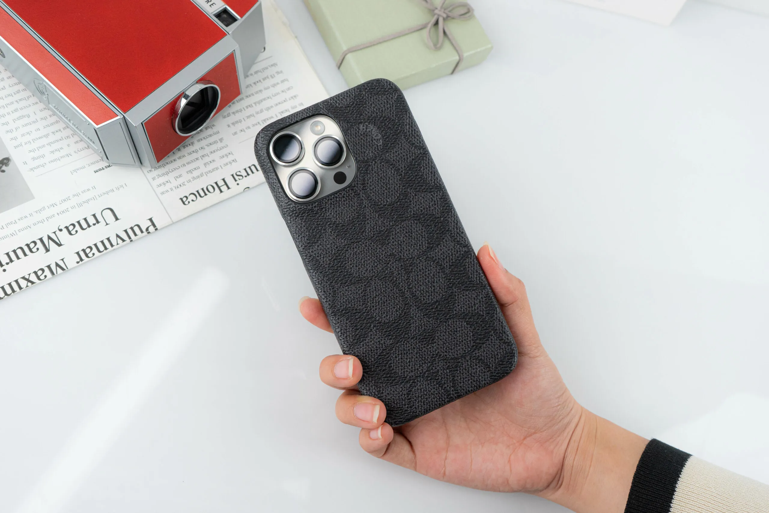 Coach รุ่น Slim Wrap - เคส iPhone 15 Pro Max - ลาย Signature C Charcoal 21 Coach รุ่น Slim Wrap - เคส iPhone 15 Pro Max - ลาย Signature C Charcoal